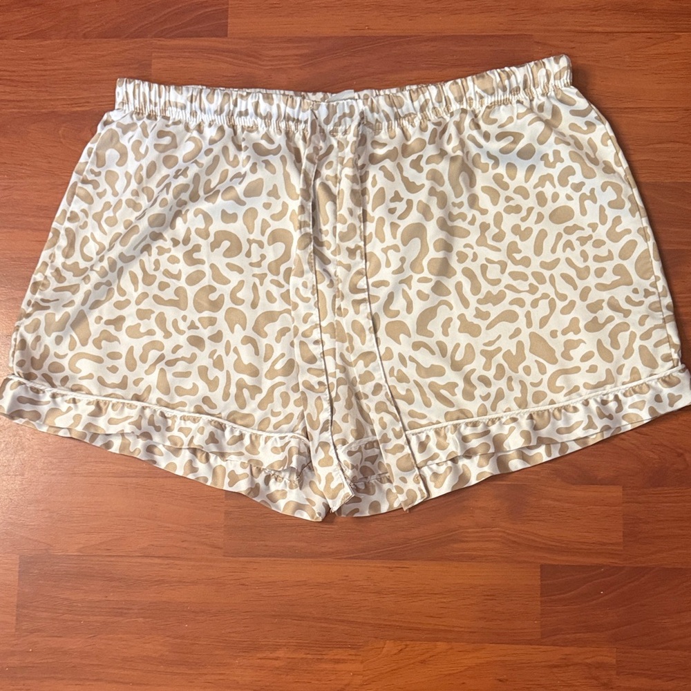 Anne Marie Beige Patterned Shorts
